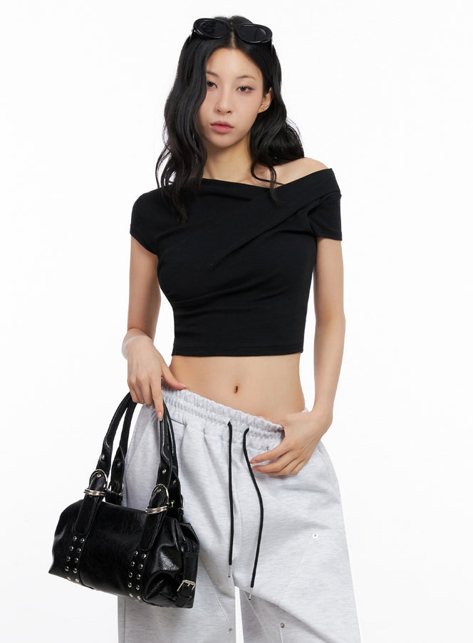 asymmetric-shirred-off-shoulder-crop-tee-ig508 / Black