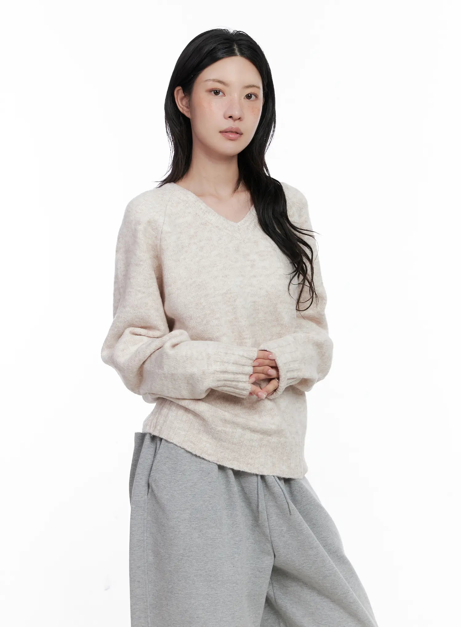 oversized-v-neck-knit-sweater-cs529 / Light beige